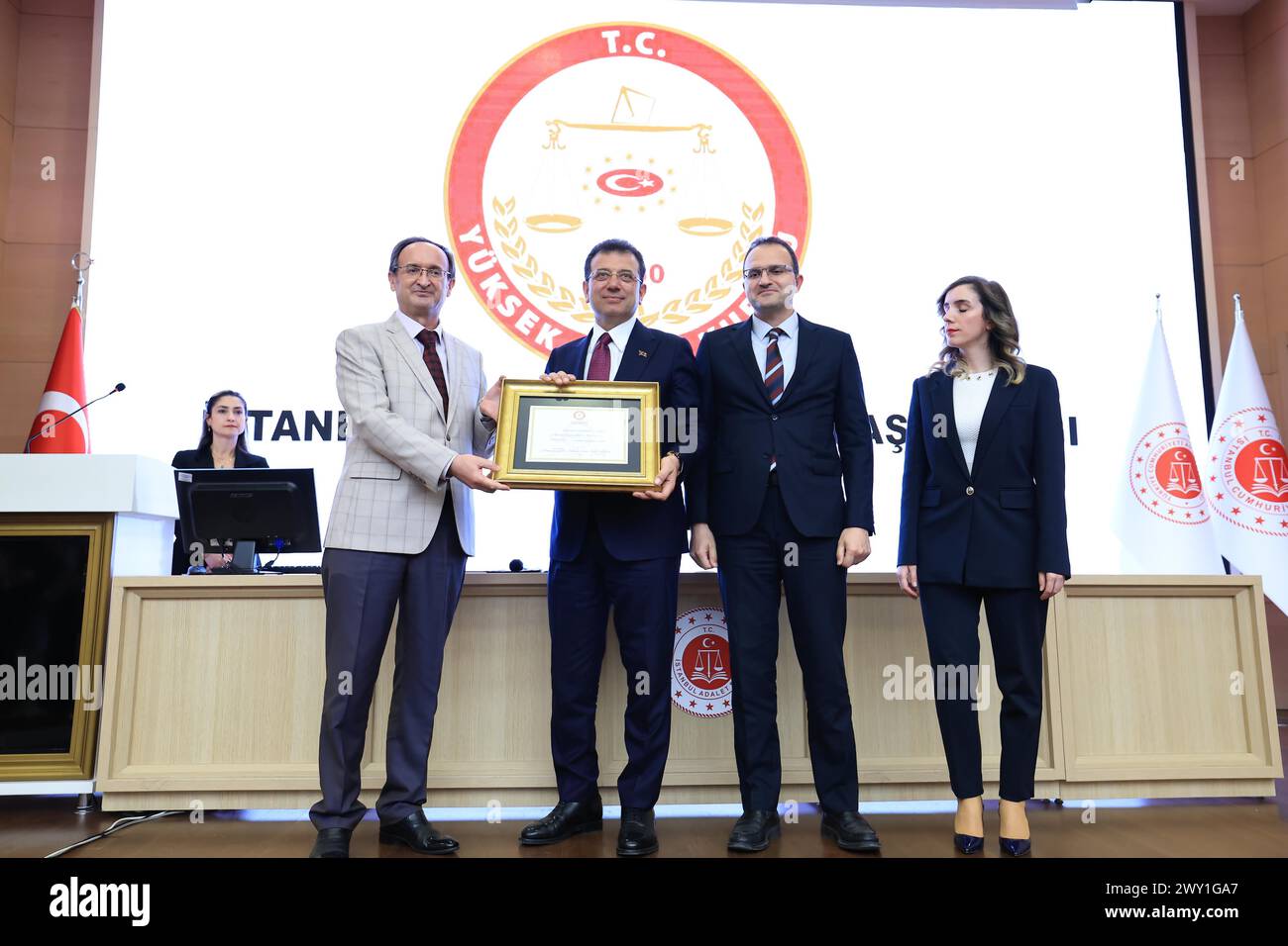 (240403) -- ISTANBUL, April 3, 2024 (Xinhua) -- Ekrem Imamoglu (3rd R ...