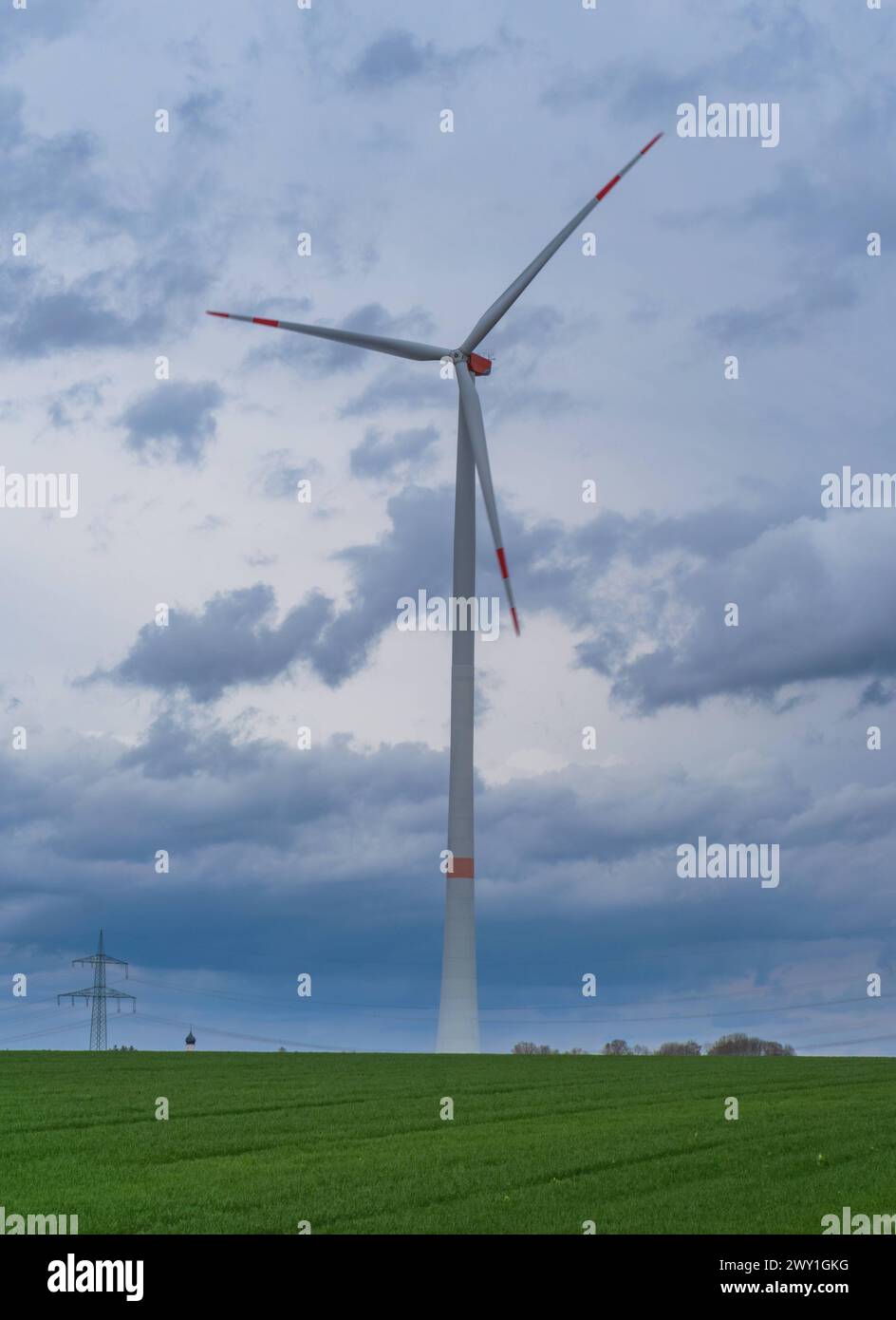 Windkraftanlage, Windrad in der Landachaft bei Lamerdingen in Bayern, Deutschland Windkraftanlage, Windrad in der Landachaft bei Lamerdingen in Bayern Stock Photo