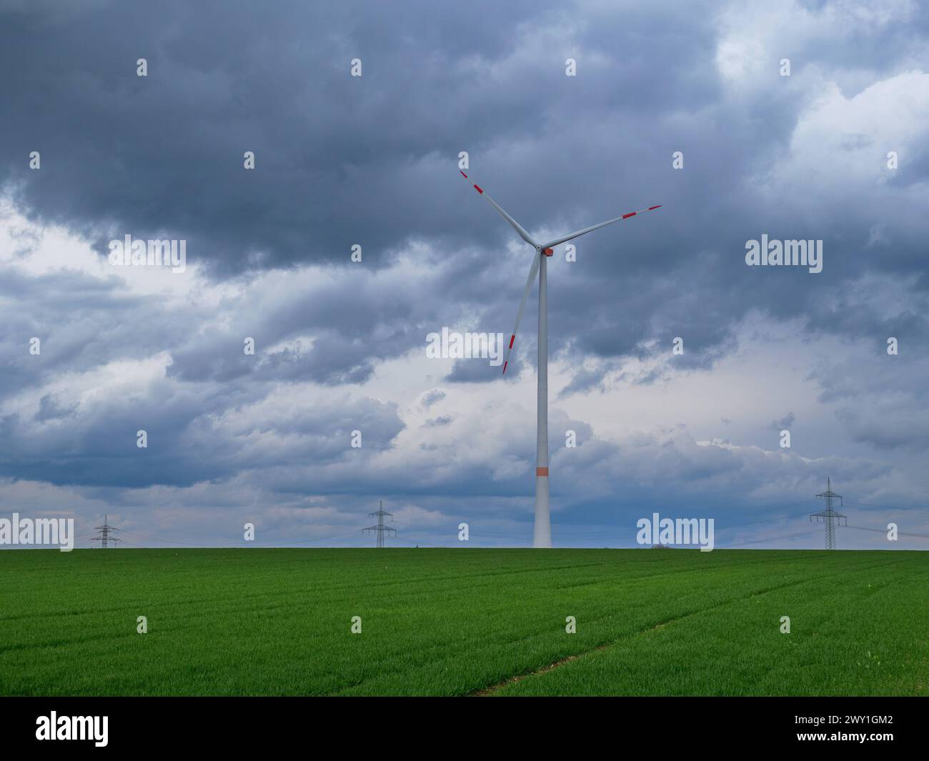 Windkraftanlage, Windrad in der Landachaft bei Lamerdingen in Bayern, Deutschland Windkraftanlage, Windrad in der Landachaft bei Lamerdingen in Bayern Stock Photo