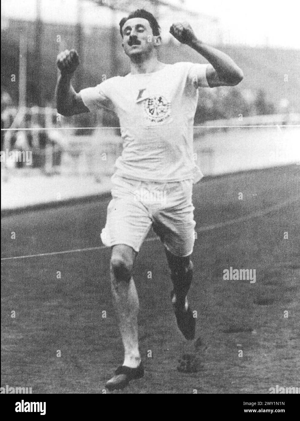 WYNDHAM HALSWELLE (1882-1915) English athlete and soldier in the final of ther controversial 400m race at the 1908 London Summer Olympics Stock Photo
