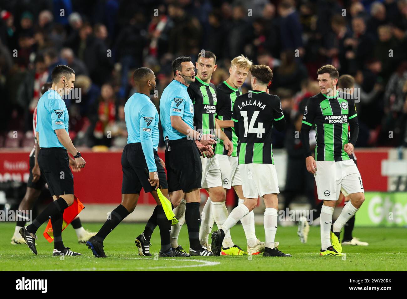 London, UK. 3rd Apr, 2024. Brighton players surround referee Andrew Madley after he decides not to give a penalty to Brighton after a VAR review during the Premier League match at Gtech Community Stadium, London. Picture credit should read: Kieran Cleeves/Sportimage Credit: Sportimage Ltd/Alamy Live News Stock Photo