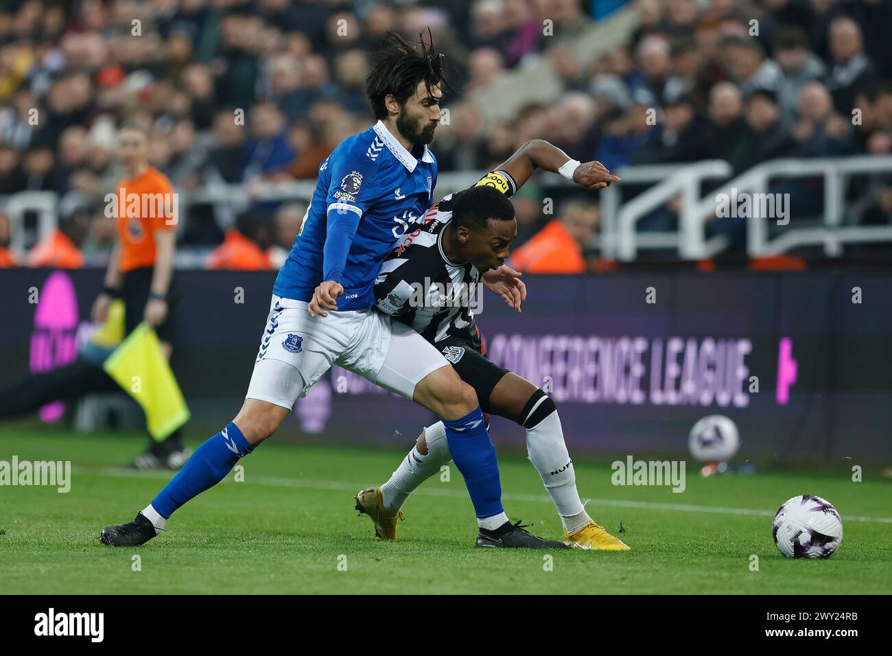 Newcastle United's Joe Willock battles with Everton's Andre Gomes ...