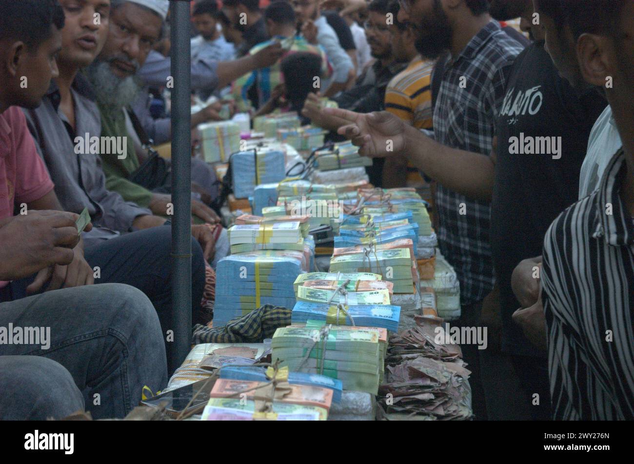 Dhaka, Bangladesh. 4th Apr, 2024. Street vendors sell new money ahead of Eid in Dhaka. People purchase new money to give gifts to their loved ones during Eid. (Credit Image: © MD Mehedi Hasan/ZUMA Press Wire) EDITORIAL USAGE ONLY! Not for Commercial USAGE! Stock Photo