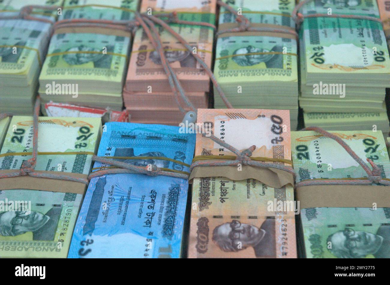 Dhaka, Bangladesh. 4th Apr, 2024. Street vendors sell new money ahead of Eid in Dhaka. People purchase new money to give gifts to their loved ones during Eid. (Credit Image: © MD Mehedi Hasan/ZUMA Press Wire) EDITORIAL USAGE ONLY! Not for Commercial USAGE! Stock Photo