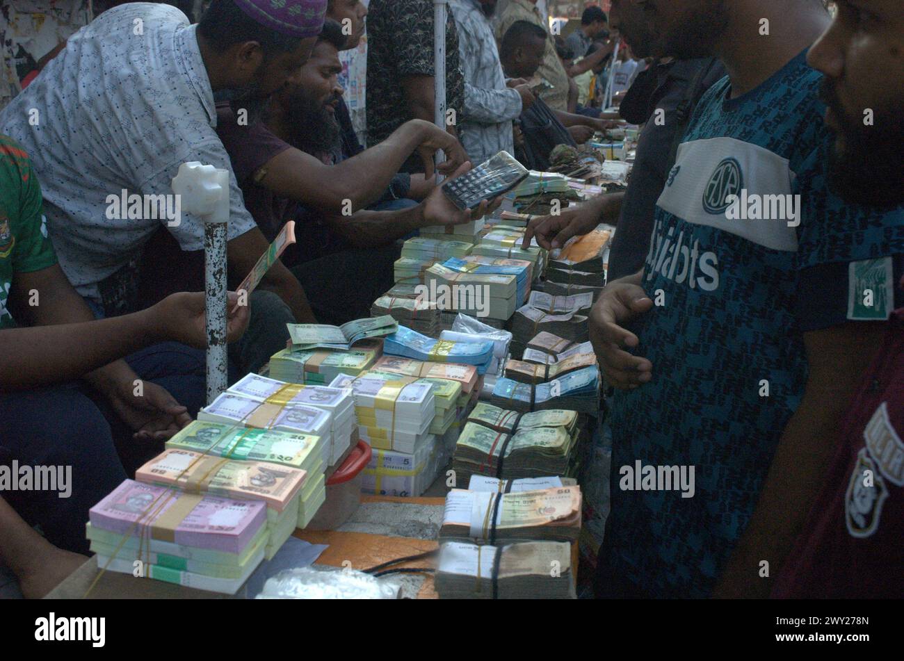 Dhaka, Bangladesh. 4th Apr, 2024. Street vendors sell new money ahead of Eid in Dhaka. People purchase new money to give gifts to their loved ones during Eid. (Credit Image: © MD Mehedi Hasan/ZUMA Press Wire) EDITORIAL USAGE ONLY! Not for Commercial USAGE! Stock Photo