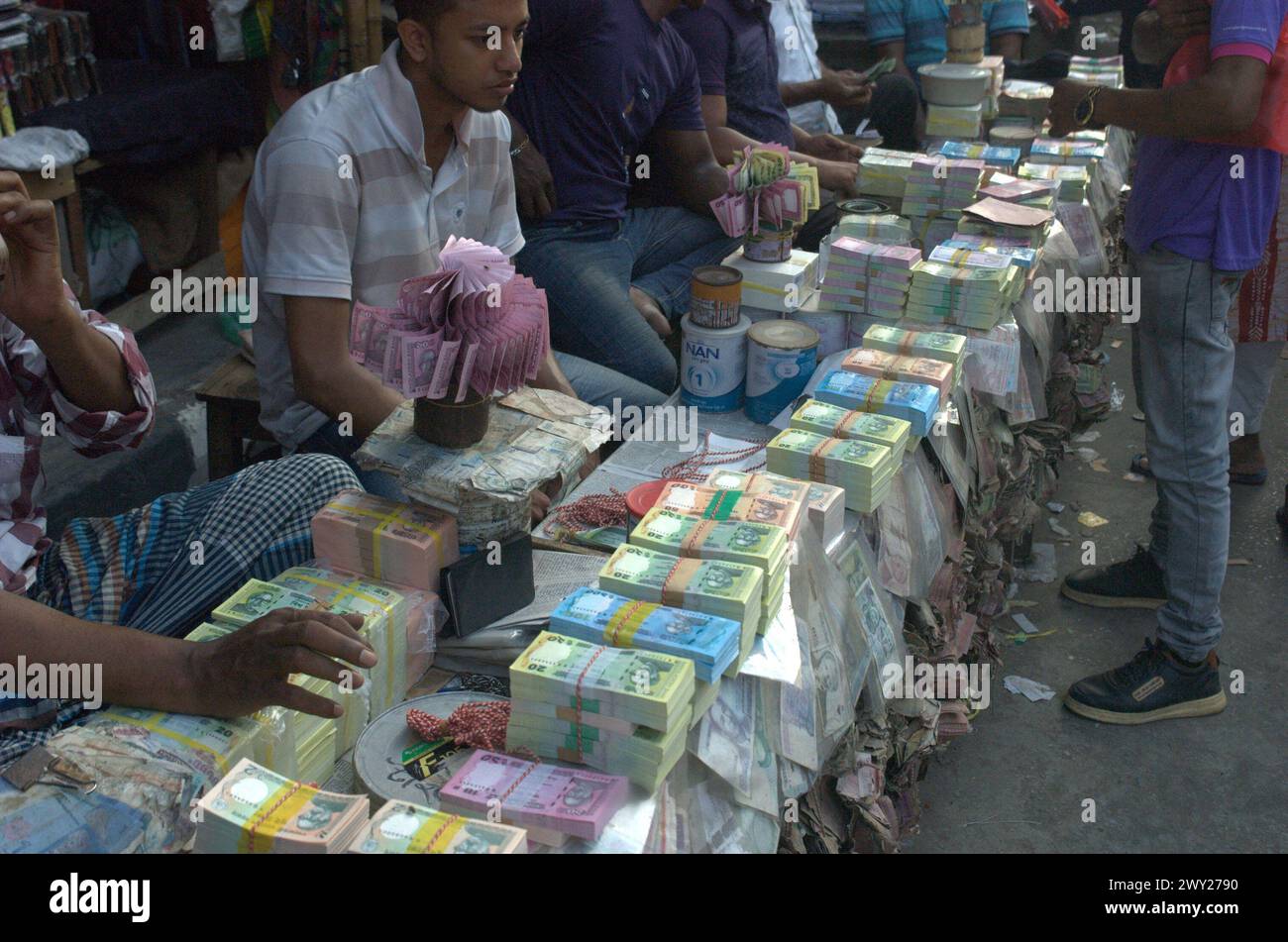 Dhaka, Bangladesh. 4th Apr, 2024. Street vendors wait for customers as they sell new money ahead of Eid in Dhaka. People purchase new money to give gifts to their loved ones during Eid. (Credit Image: © MD Mehedi Hasan/ZUMA Press Wire) EDITORIAL USAGE ONLY! Not for Commercial USAGE! Stock Photo