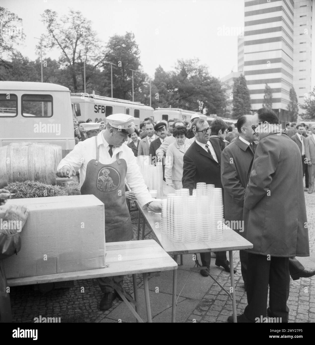 Freibier zum 40. Jahrestag der Grundsteinlegung des Haus des Rundfunk und gleichzetitigen Einweihung des ersten Farbfernseh-Übertraguns-Wagenzugs, Berlin 1969 Stock Photo