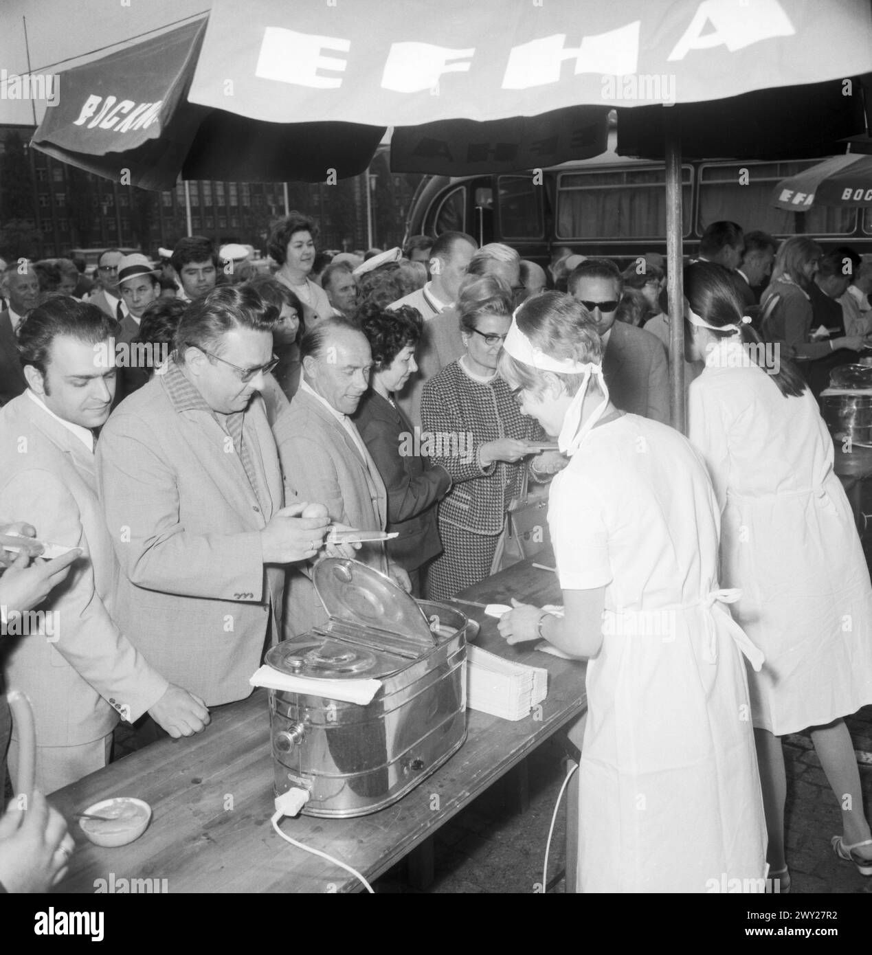 Freibier zum 40. Jahrestag der Grundsteinlegung des Haus des Rundfunk und gleichzetitigen Einweihung des ersten Farbfernseh-Übertraguns-Wagenzugs, Berlin 1969 Stock Photo