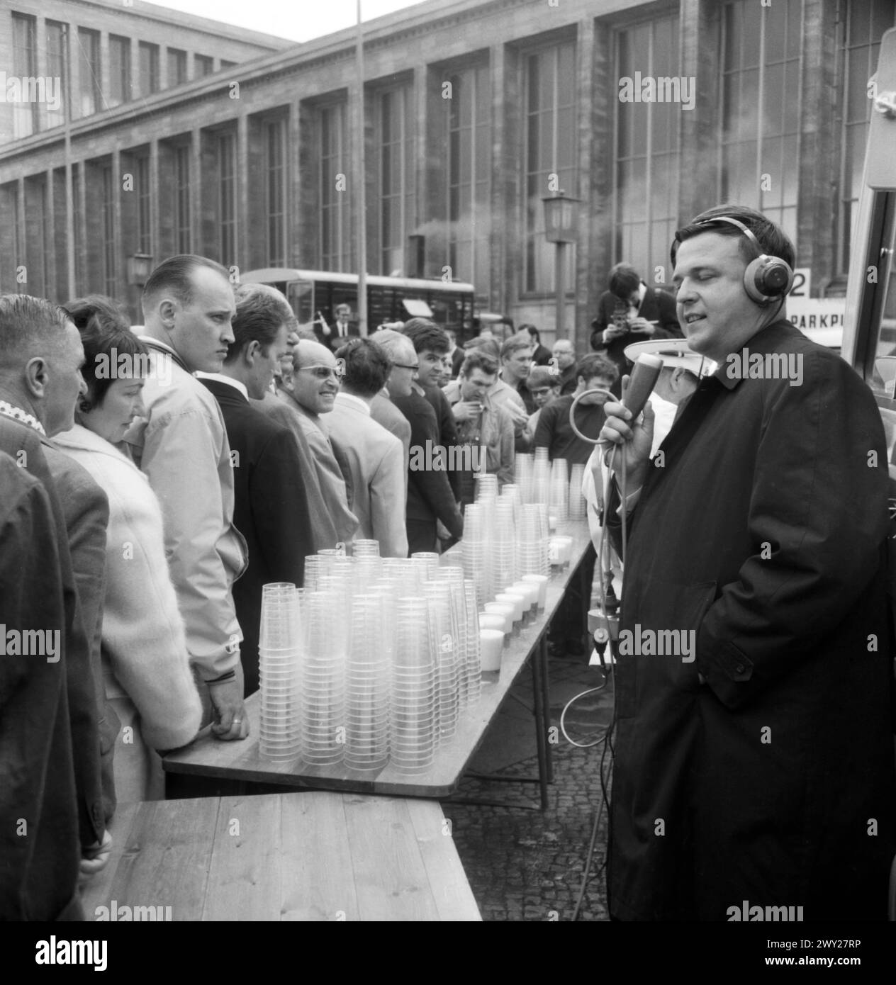 Freibier zum 40. Jahrestag der Grundsteinlegung des Haus des Rundfunk und gleichzetitigen Einweihung des ersten Farbfernseh-Übertraguns-Wagenzugs, Berlin 1969 Stock Photo