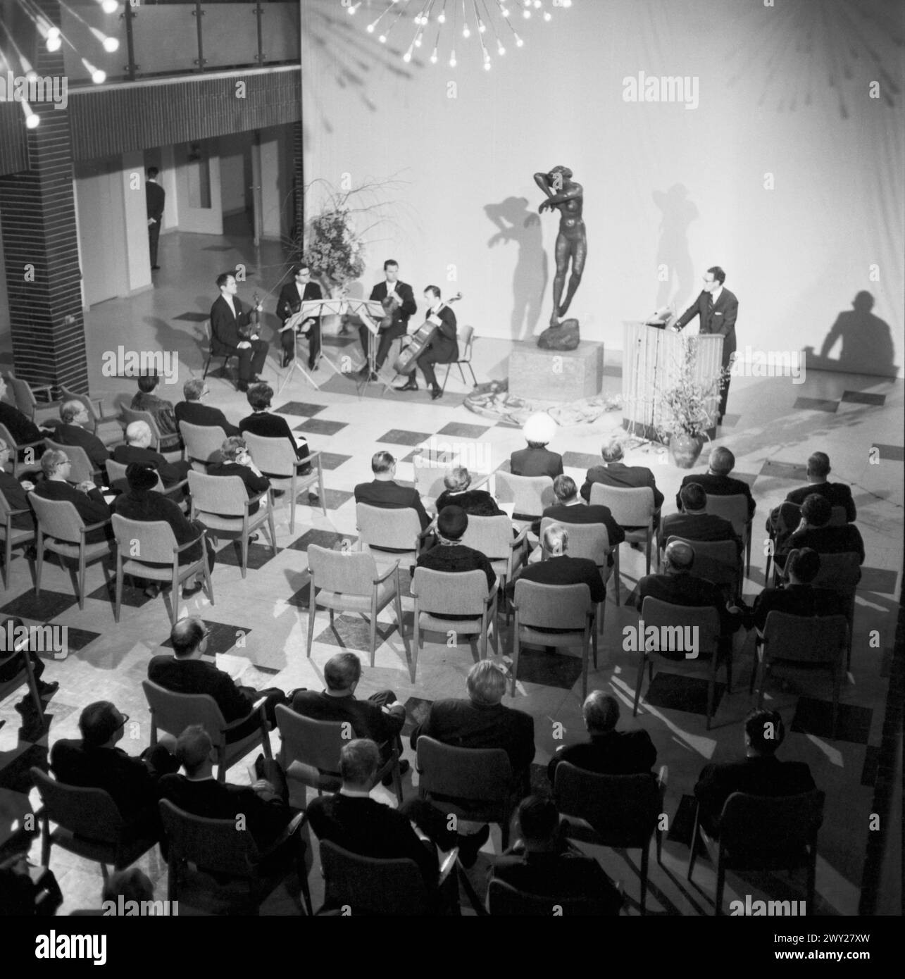 Anlässlich der Wiederaufstellung der Plastik DIE NACHT von Georg Kolbe im Haus des Rundfunks in der Massurenallee, Berlin 1965. Stock Photo