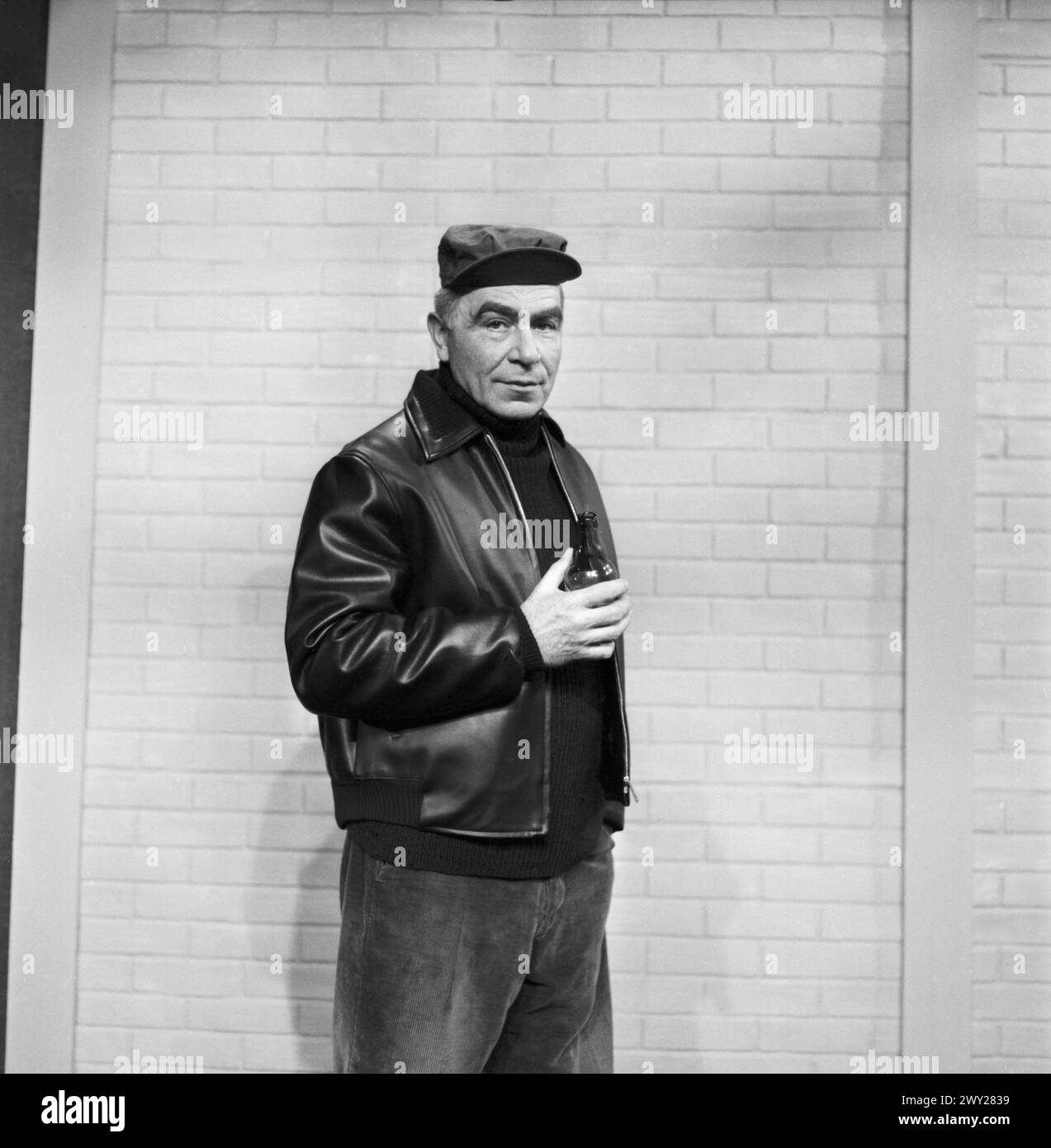 Portrait von Klinger, "Mister X und die Beamten" 14 verschiedene