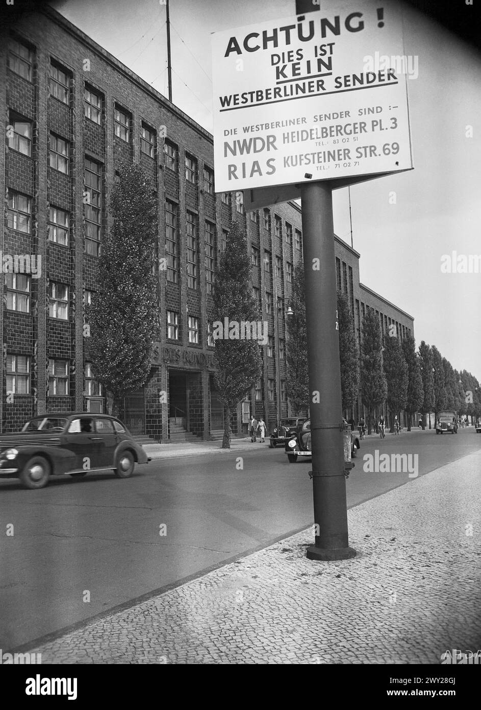 'Neue Warnschilder vor dem Haus des kommunistisch kontrollierten Rundfunks in der Massurenallee' 'da die Schilder von dem Gebäude [...] nicht genügend warnten'. Stock Photo