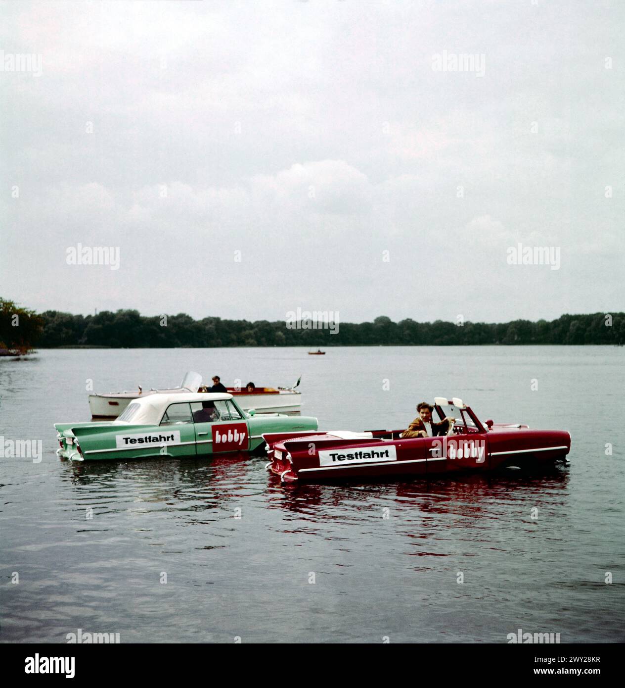 Amphibienfahrzeuge auf Testfahrt - Originale Bildunterschrift: Amphicar - Cabriolet + Motorboot zugleich, Deutschland 1962. Stock Photo