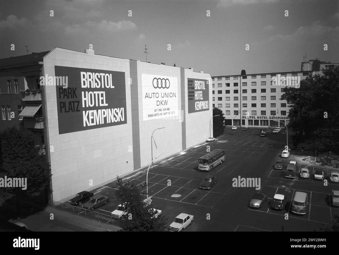 Originale Bildunterschrift: Spzial: Kempinski Reklamewand mit Parkplatz, Deutschland Berlin 1963. Stock Photo