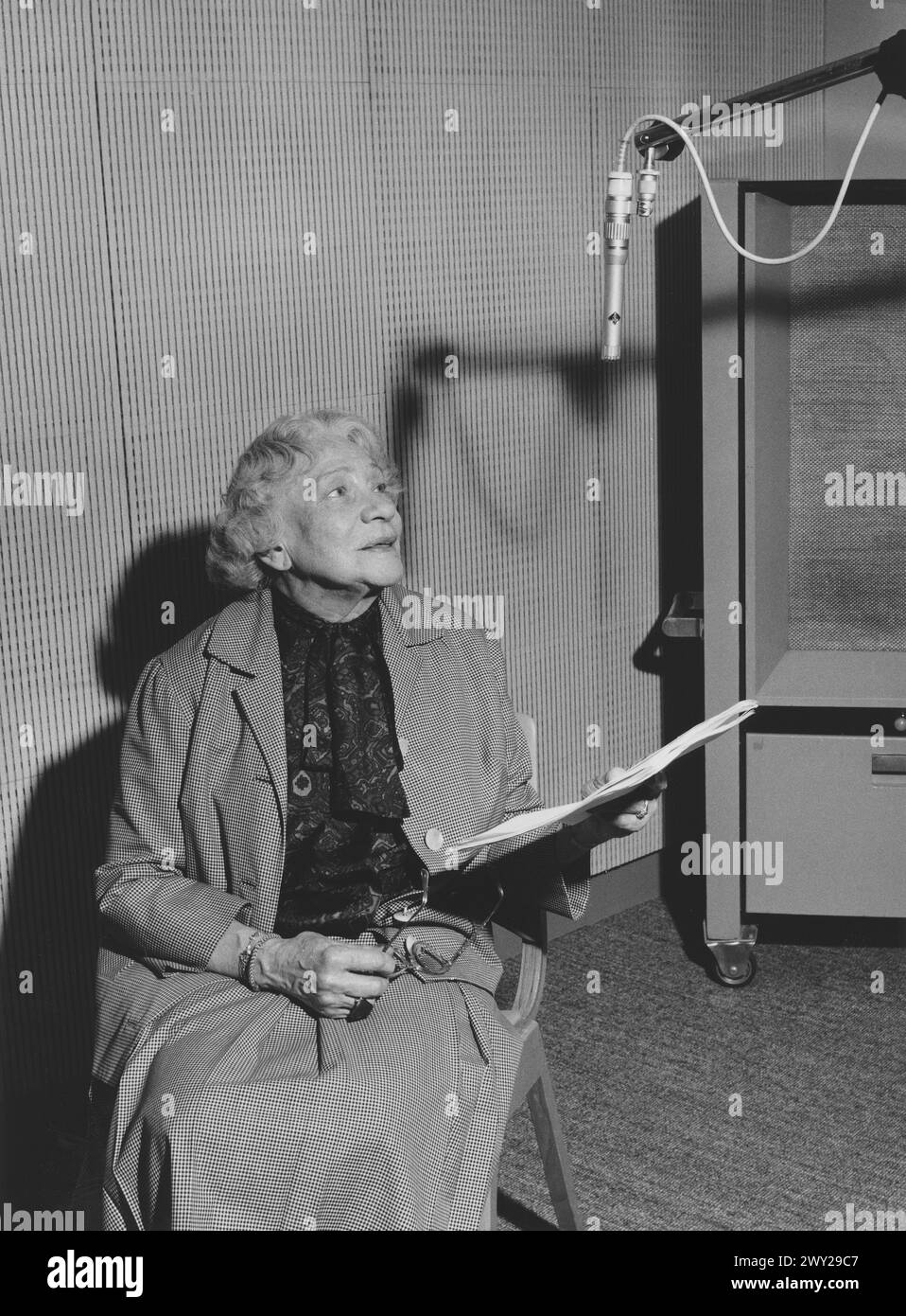 Tilla Durieux als Betty Blume zur Hörspiel-Sendung 'Scheherzade' im Hauptprogramm des SFB am Sonnabend, dem 19. Februar 1966, Regie H.B. Müller. Stock Photo