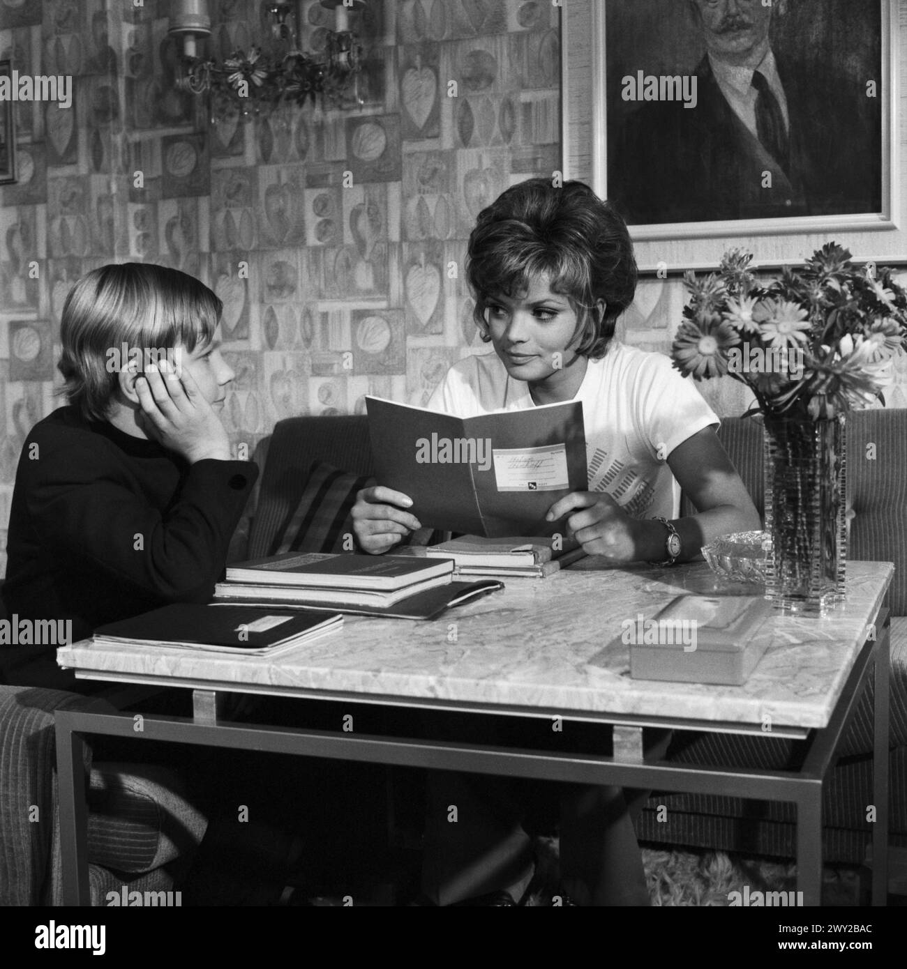 Nachbarn sind zum Ärgern da, Spielfilm, Deutschland 1970, Regie: Peter Weck, Darsteller: Hans Günther Zinkl, Uschi Glas Stock Photo