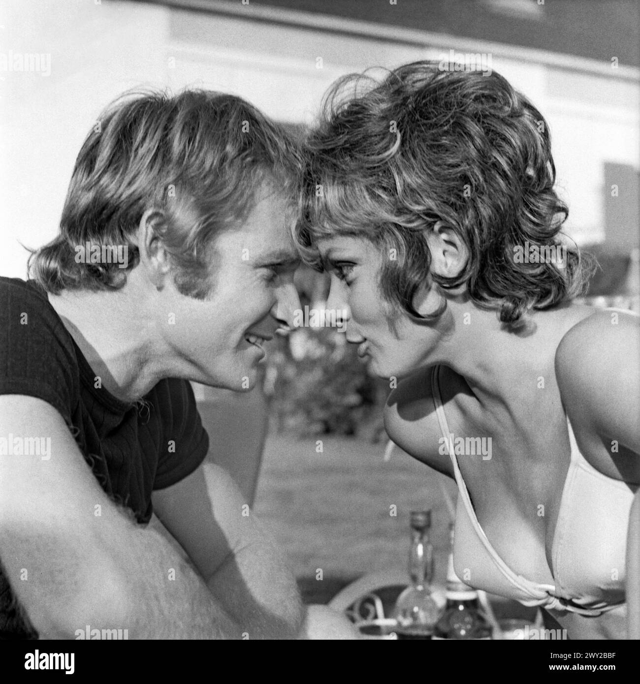 Nachbarn sind zum Ärgern da, Spielfilm, Deutschland 1970, Regie: Peter Weck, Darsteller: Fritz Wepper, Uschi Glas Stock Photo