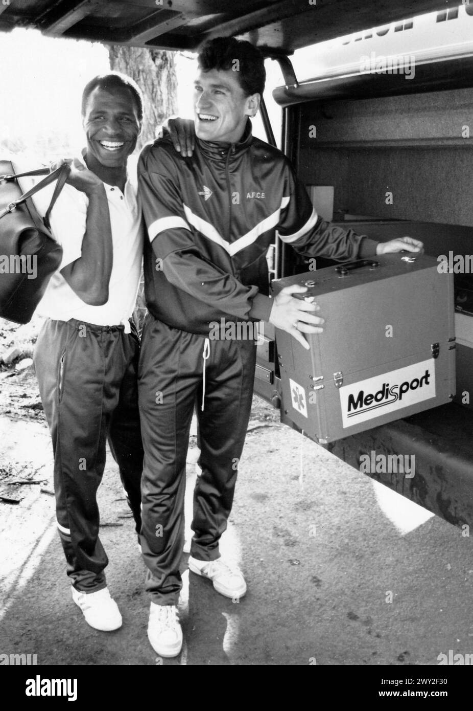 BOURNEMOUTH STRIKERS LUTHER BLISSETT AND TREVOR AYLOTT HOPING FOR A HAT FULL OF GOALS AGAINST MANCHESTER UNITED. FEB 1989 PIC MIKE WALKER 1989 Stock Photo
