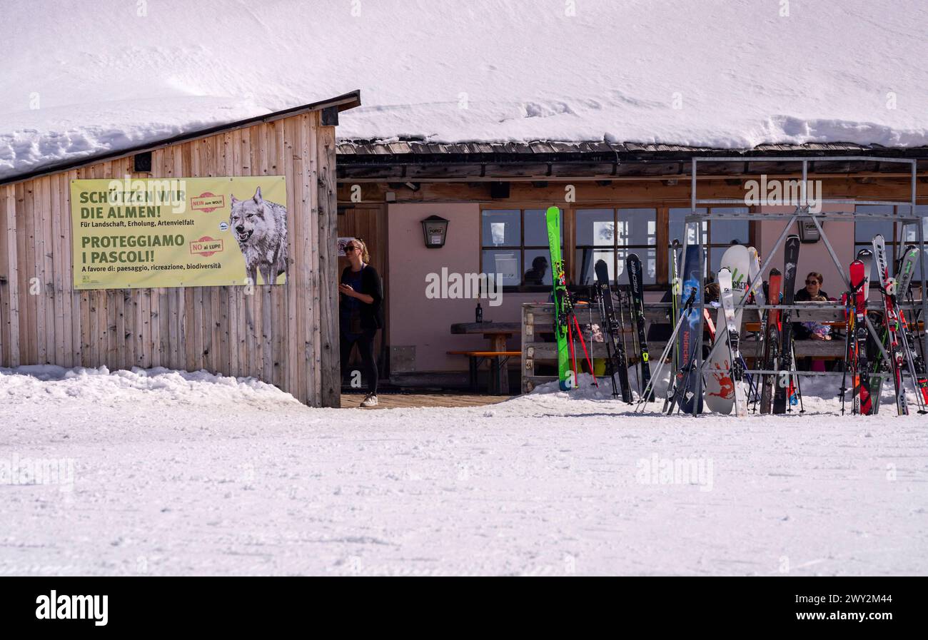 Schnalstaler Gletscher: Streit um Wölfe. - An einer Almhütte Lazaunhütte im Südtiroler Skigebiet Schnalstaler Gletscher Italien haben Wolfsgegner ein Stock Photo