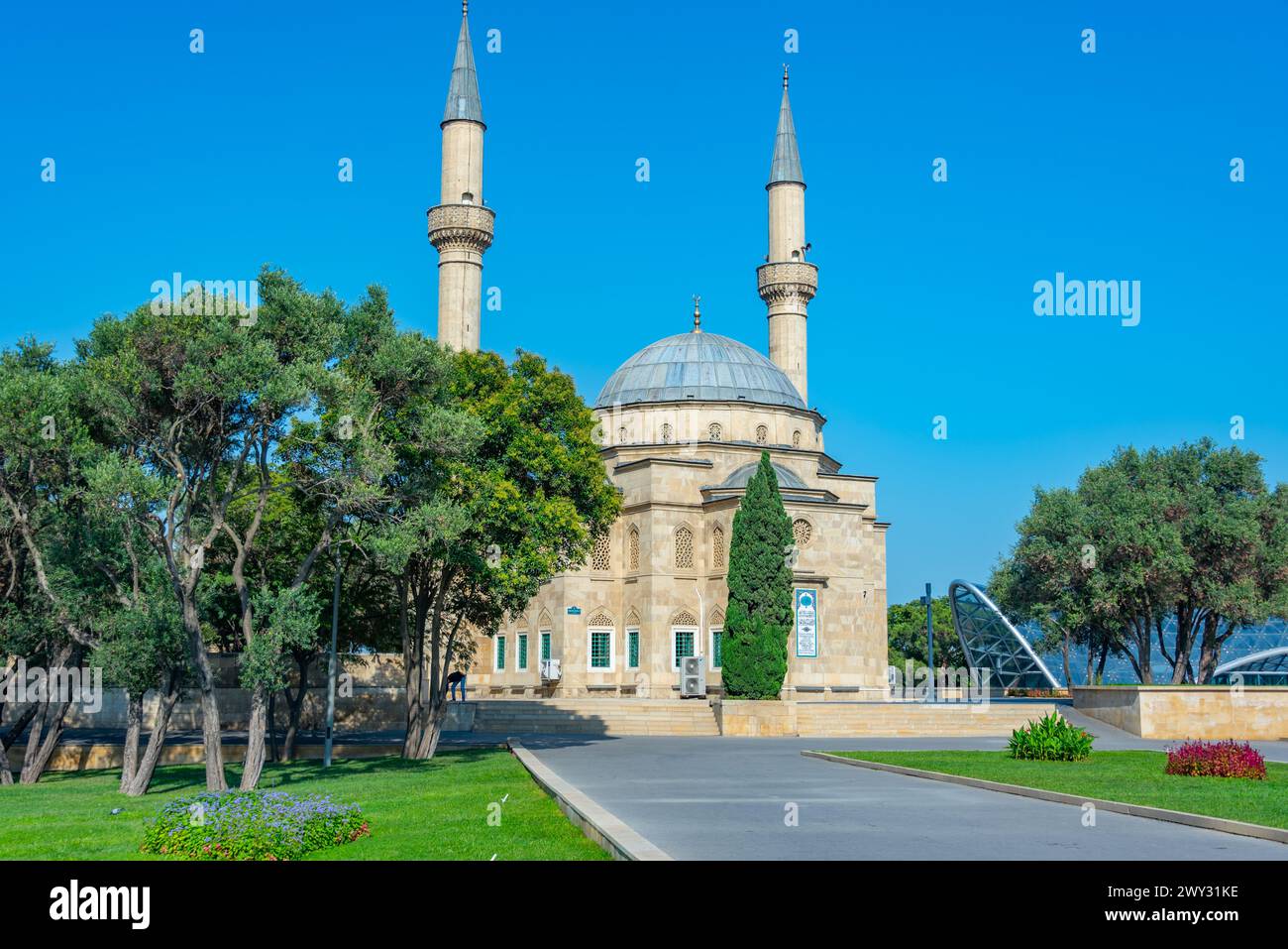 Alley of Martyrs Mosque in Baku, Azerbaijan Stock Photo