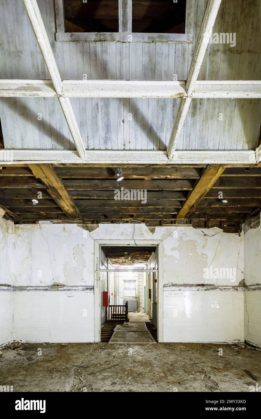 Insane asylum operating room hi-res stock photography and images 