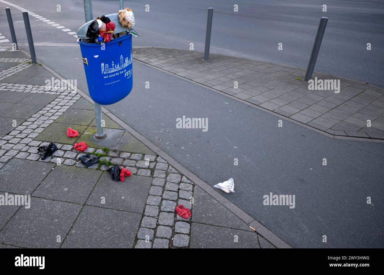 Many dog waste bags, plastic bags, lying on the ground, rubbish bin, overfilled, full, FES, Frankfurter Entsorgungs- und Service GmbH, Frankfurt am Stock Photo