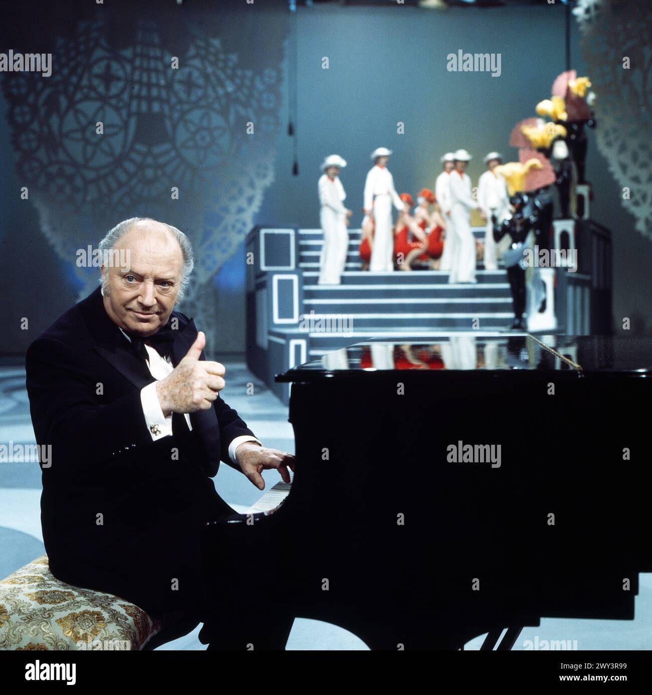 Schön war die Zeit, Show mit Melodien von Peter Kreuder, Deutschland 1975, Mitwirkende: Peter Kreuder am Flügel Stock Photo