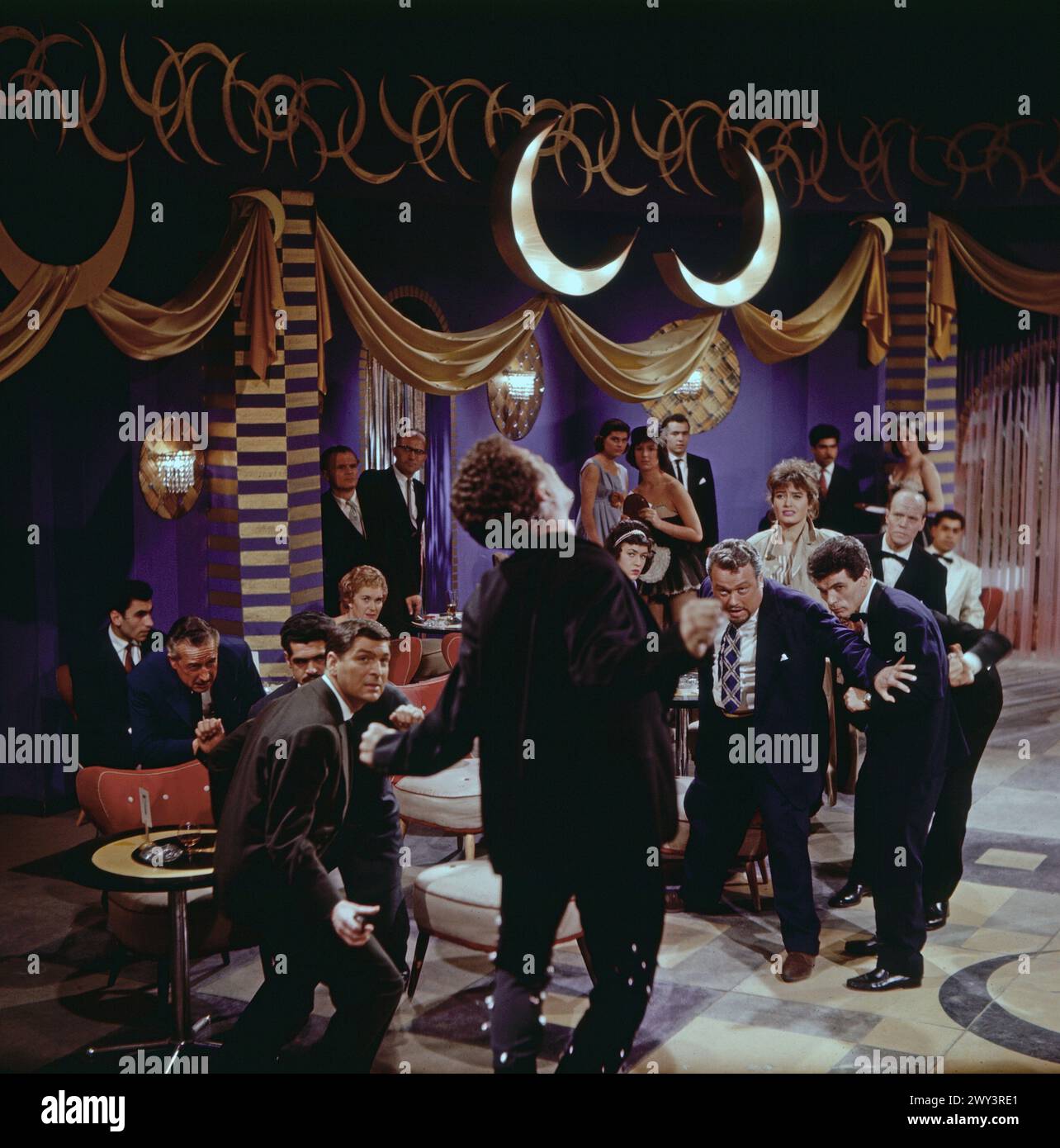 Szenenfoto mit Schlägerei in einer Nachtbar mit Abendgesellschaft, Deutschland um 1964 Stock Photo