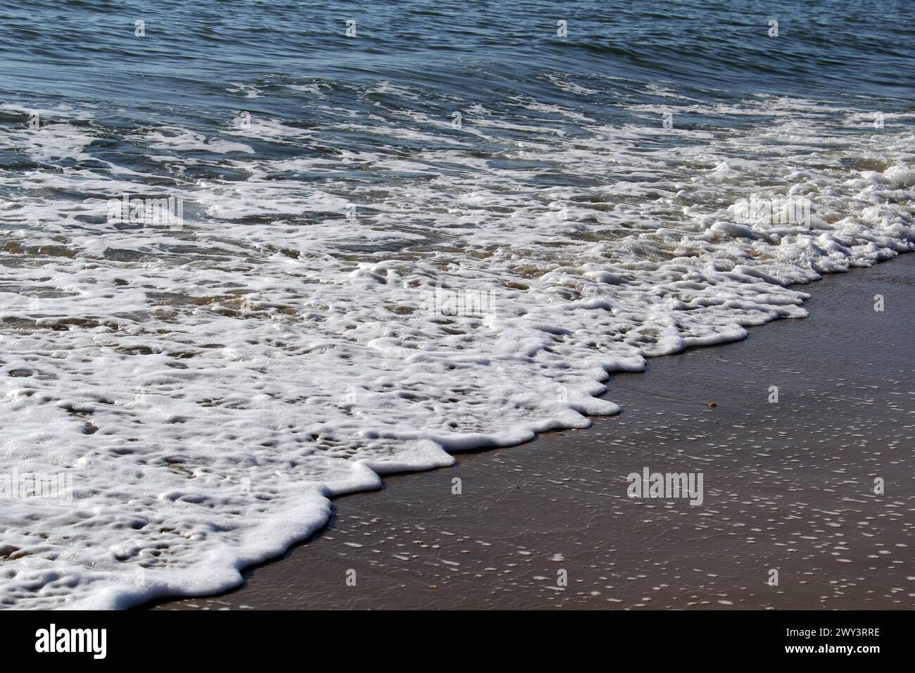 Wave crashing onto a beach hi-res stock photography and images - Alamy