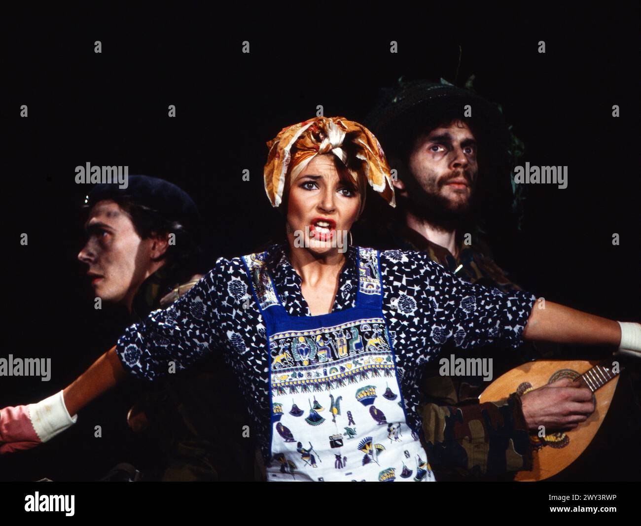 Kate Bush, britische Sängerin, Tänzerin und Musikproduzentin, performt mit Begleitung ihren Song 'Army Dreamers', Deutschland 1983. Stock Photo
