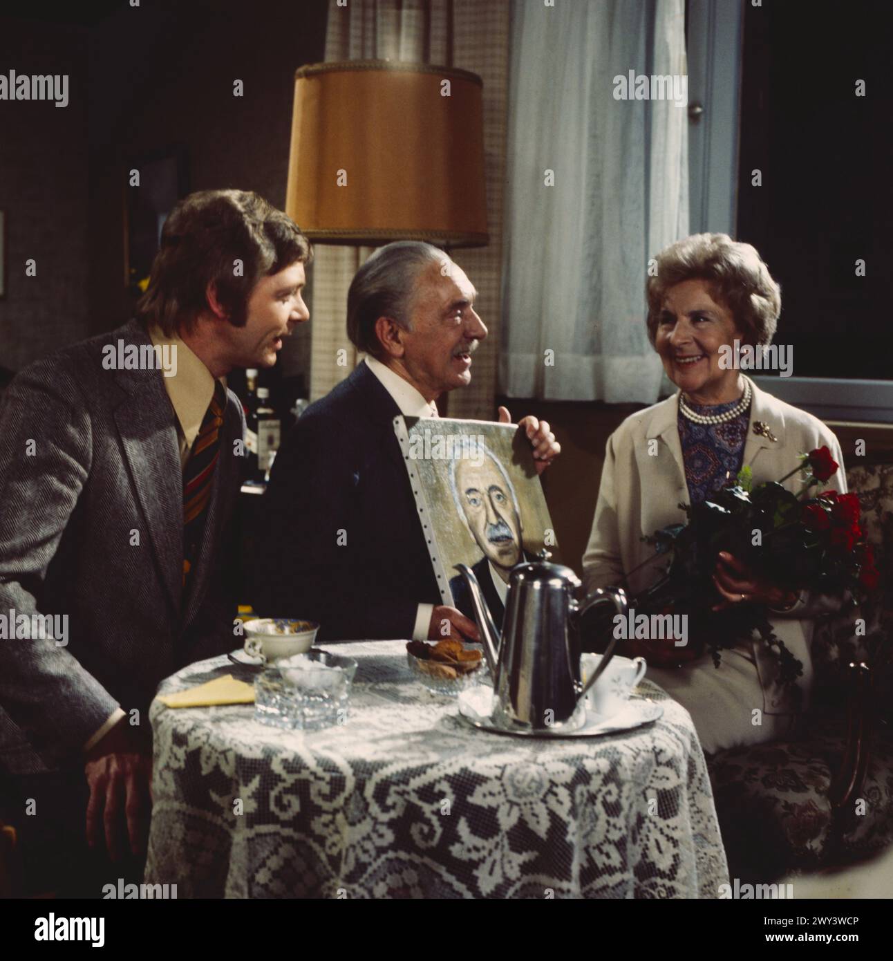 Liebe mal so - mal so (Vergnügliches über ein altes Thema), Fernsehfilm, Deutschland 1975, Regie: Alfred Weidenmann, Darsteller: Uwe Friedrichsen, Walter Bluhm, Rose Renee Roth Stock Photo