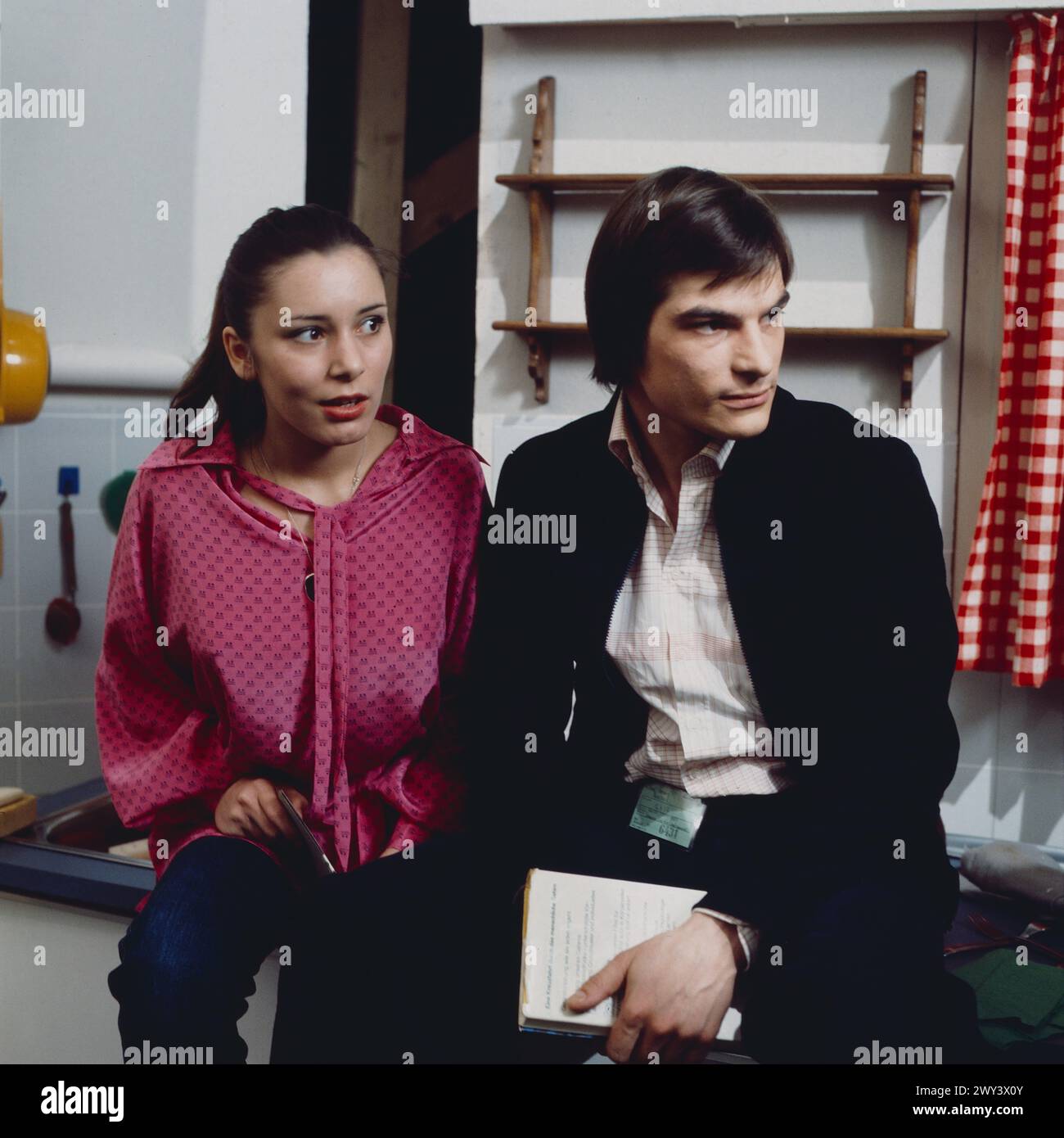Kennen Sie die Lindemanns?, ZDF Fernsehserie, Deutschland, 1977, Szene:  Uwe Willing als Monika und Hans-Georg Panczak als Stephan Stock Photo
