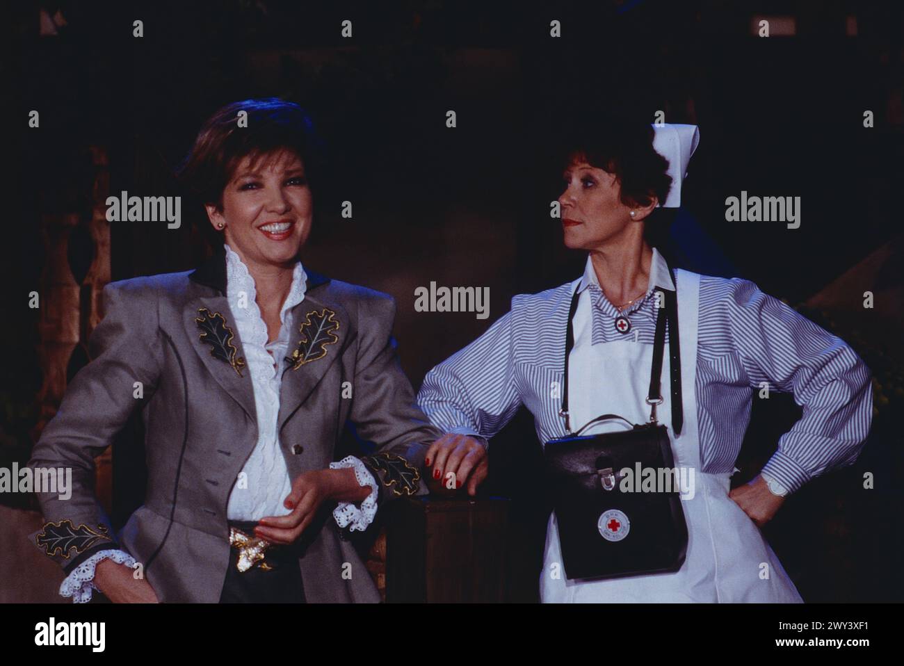 Lieder, die von Herzen kommen, ZDF Volksmusik- und Schlager-Sendung, Deutschland, 1989, Bild: Moderatorin Carolin Reiber und Schauspielerin Lotti Krekel Stock Photo
