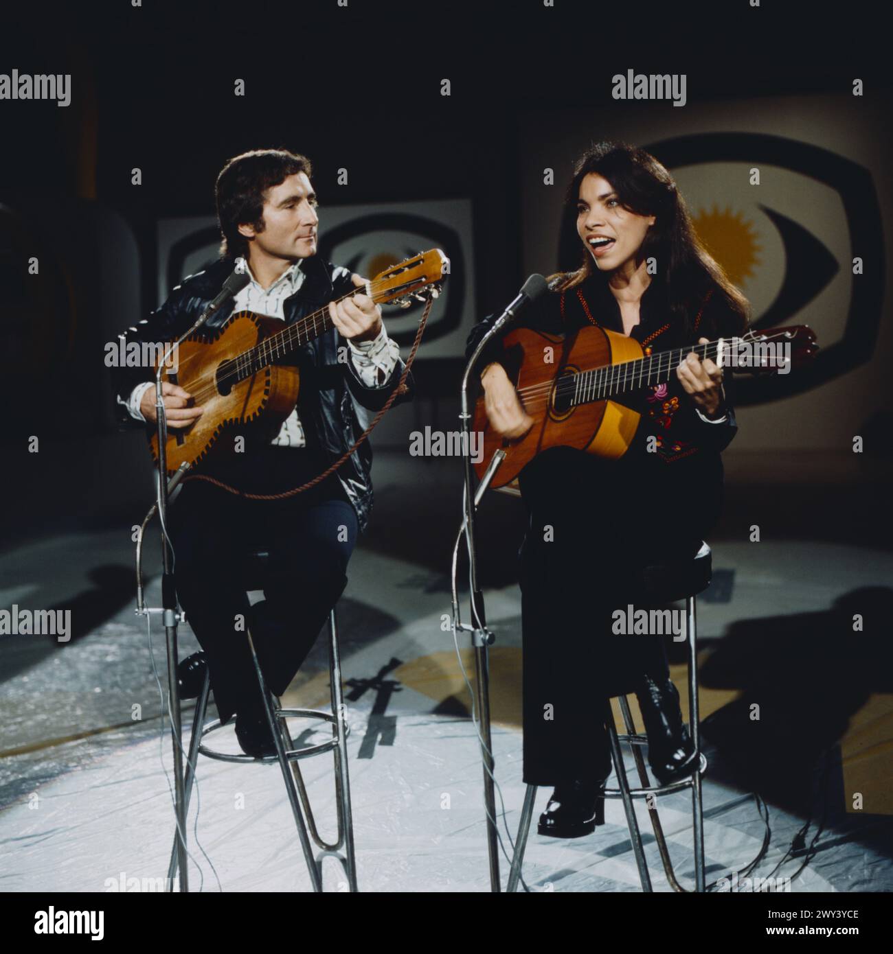 Freddy Quinn und Olivia Molina, im Duett mit Gitarren bei einem ARD Auftritt, 1974. Stock Photo