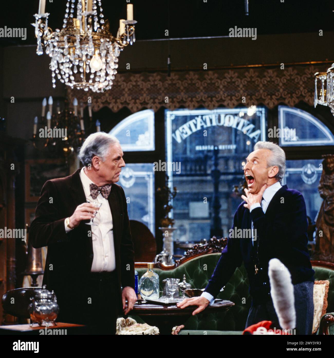 Ein Abend mit Georg Thomalla, ARD, 1982, Episode: Der Boxeraufstand, Szene mit Klaus Höhne und Georg Thomalla Stock Photo