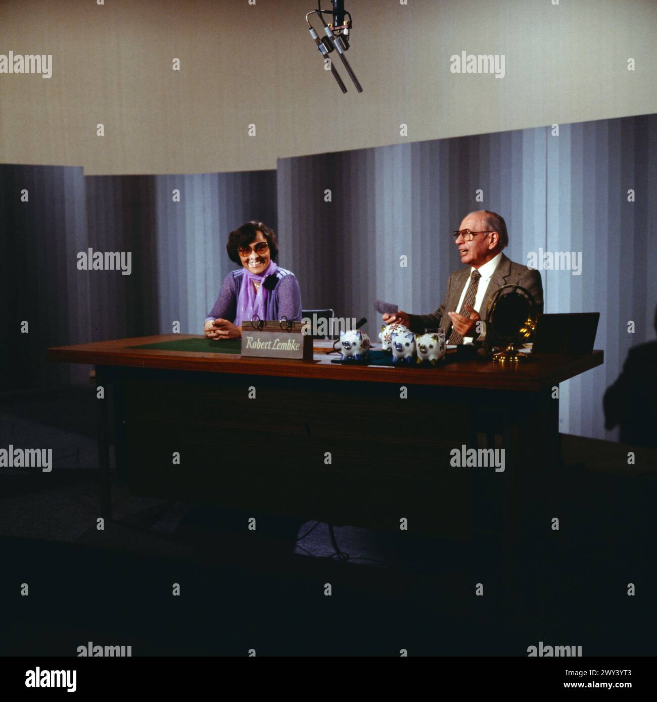 Was bin ich?, ARD Quizsendung, heiteres Berufe raten, 1980, Bild: Moderator Robert Lembke mit einer Kandidatin Stock Photo