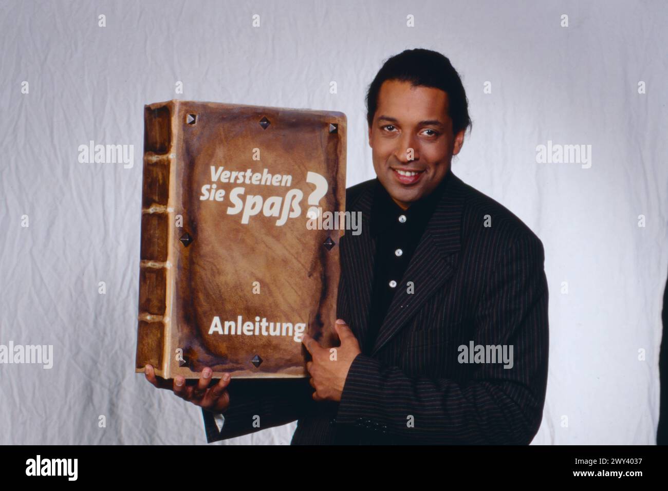 Verstehen Sie Spaß ?, ARD Comedy Show, Prominente werden mit versteckter Kamera in komischen Situationen beobachtet, Moderation ab 1998: Cherno Jobatey Stock Photo