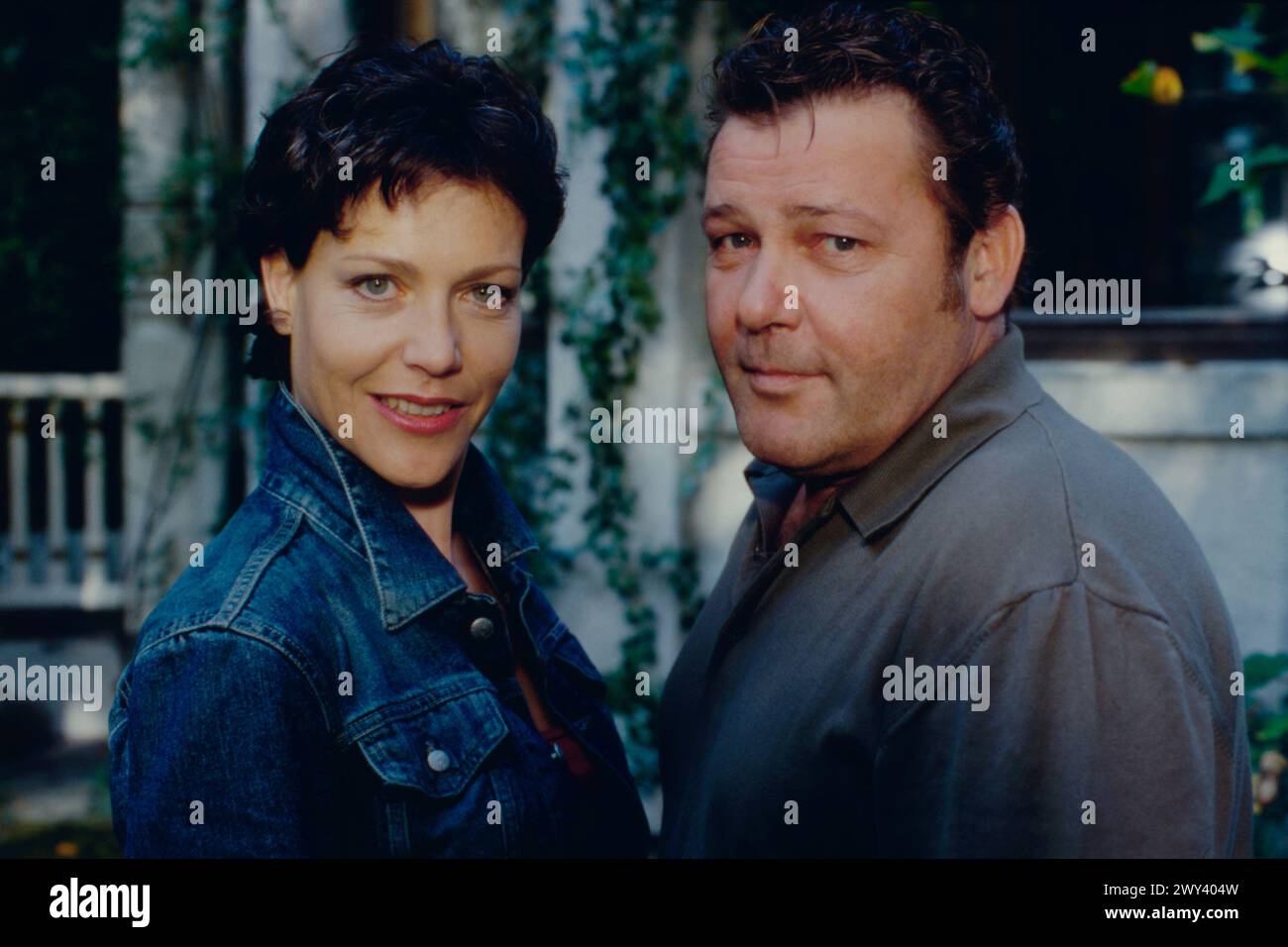 Bei aller Liebe, ARD Fernsehserie, Jahr 2000, Regie: Wolfgang F. Henschel, Bild: Darsteller beim Fototermin: Janina Hartwig als Sarah Borkmann, Walter Plathe als Rainer Borkmann Stock Photo