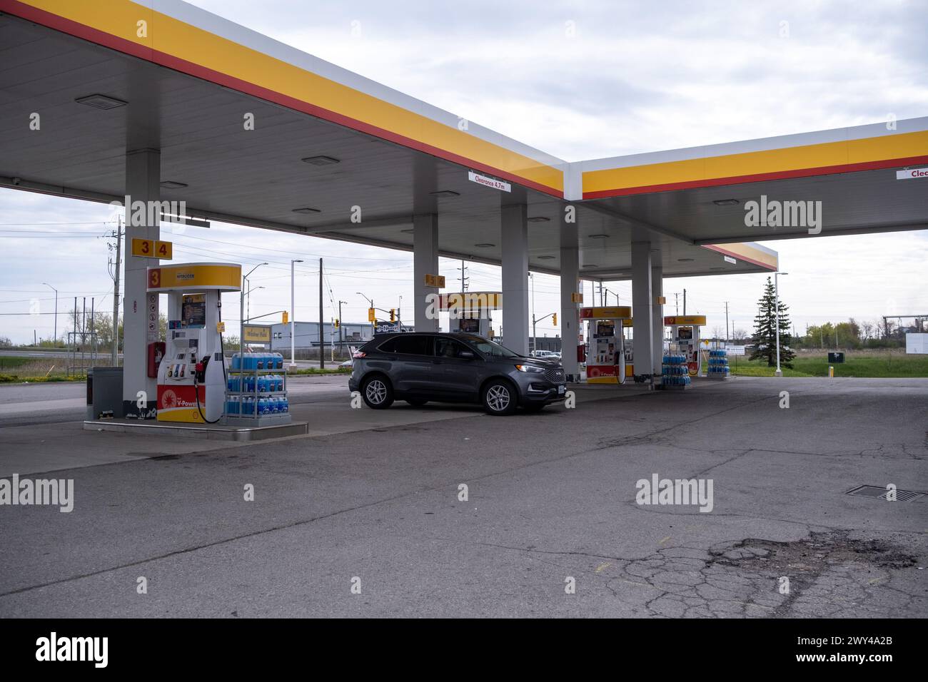 Shell petrol station in the industrial zone at Niagara-on-the-Lake in Ontario, Canada, on 7 May 2023. Station essence Shell dans la zone industrielle Stock Photo