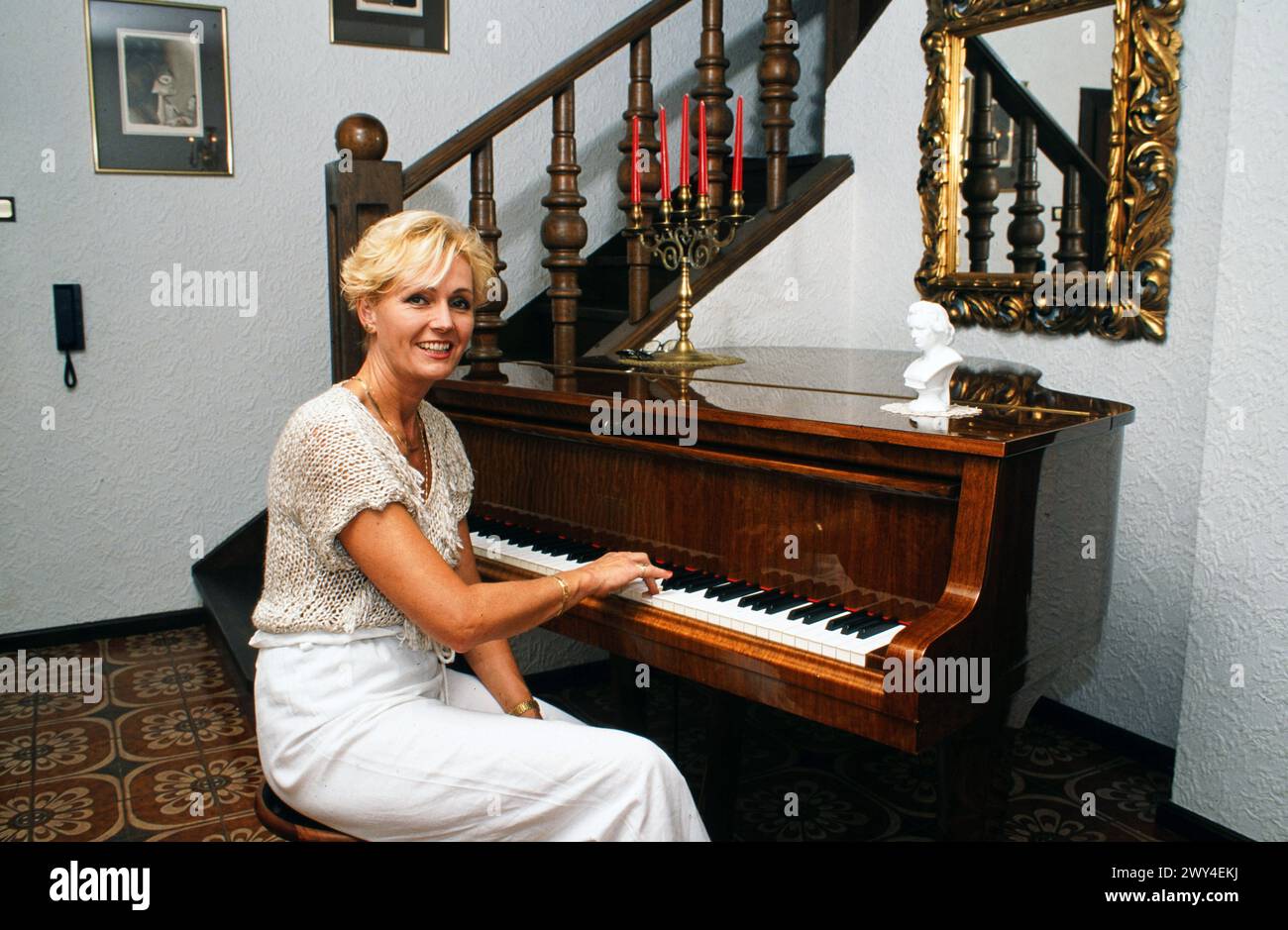 Helena Vondrackova, tschechische Sängerin, Schauspielerin und Musicaldarstellerin, zuhause am Klavier, Deutschland 1995. Stock Photo