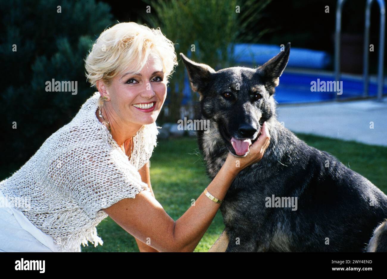 Helena Vondrackova, tschechische Sängerin, Schauspielerin und Musicaldarstellerin, zuhause mit Schäferhund, Deutschland 1995. Stock Photo