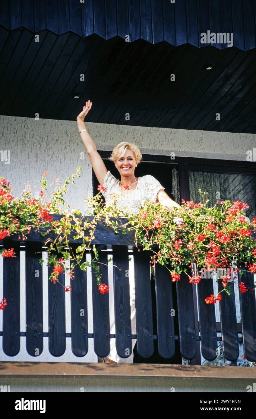 Helena Vondrackova, tschechische Sängerin, Schauspielerin und Musicaldarstellerin, winkt zuhause vom Balkon, Deutschland 1995. Stock Photo