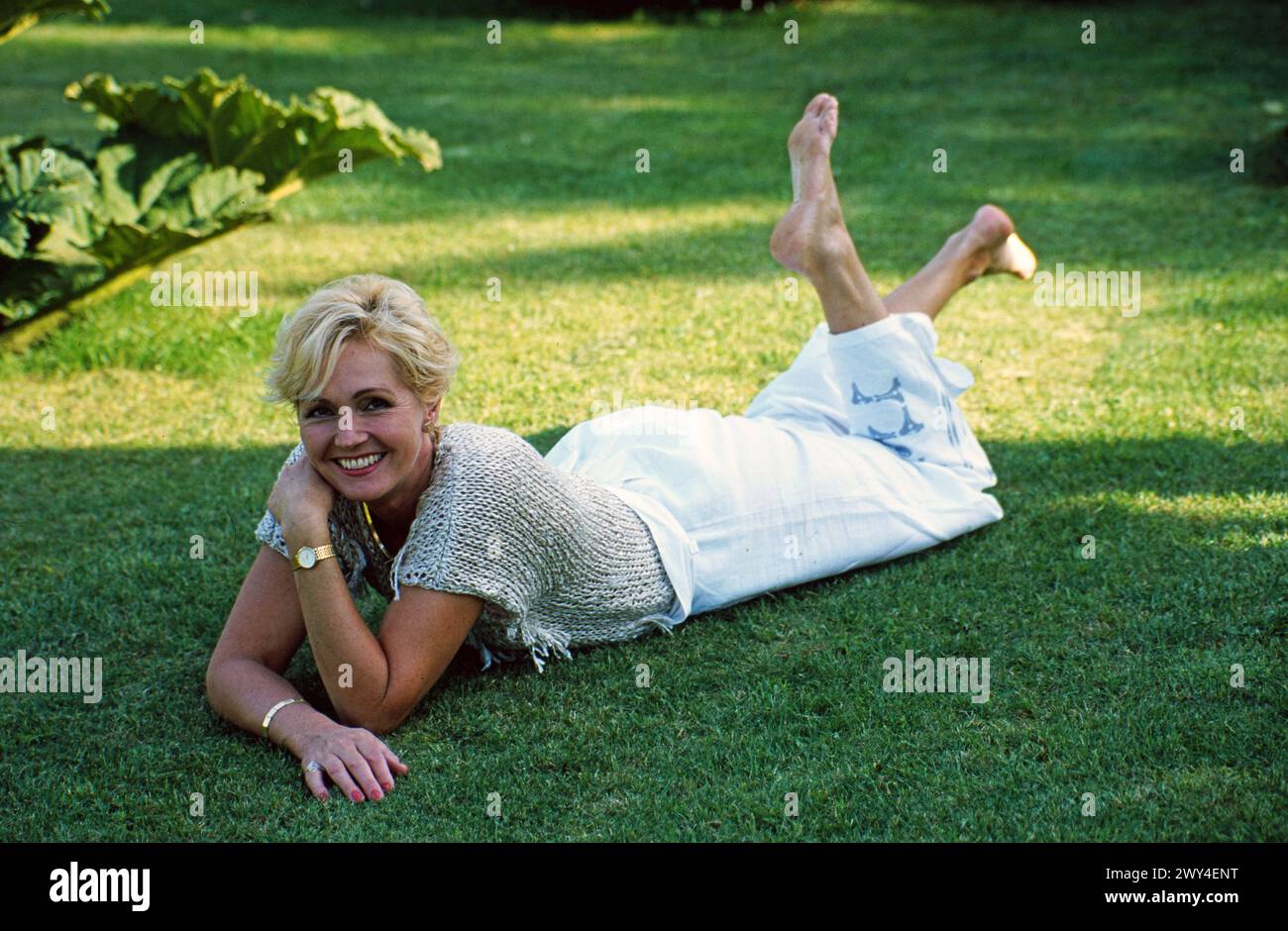 Helena Vondrackova, tschechische Sängerin, Schauspielerin und Musicaldarstellerin, zuhause im Garten liegend, Deutschland 1995. Stock Photo
