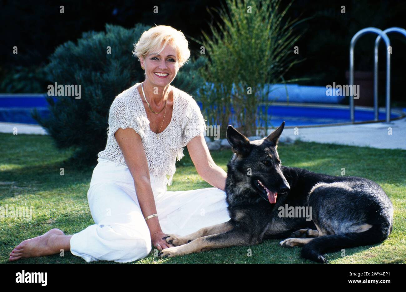 Helena Vondrackova, tschechische Sängerin, Schauspielerin und Musicaldarstellerin, zuhause mit Schäferhund, Deutschland 1995. Stock Photo