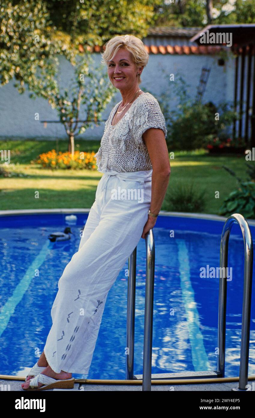 Helena Vondrackova, tschechische Sängerin, Schauspielerin und Musicaldarstellerin, zuhause an ihrem Pool im Garten, Deutschland 1995. Stock Photo