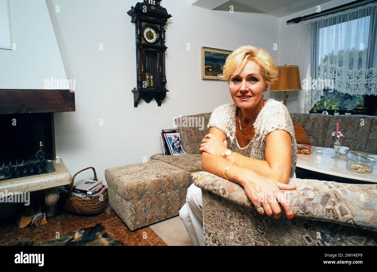 Helena Vondrackova, tschechische Sängerin, Schauspielerin und Musicaldarstellerin, zuhause im Wohnzmmer, Deutschland 1995. Stock Photo