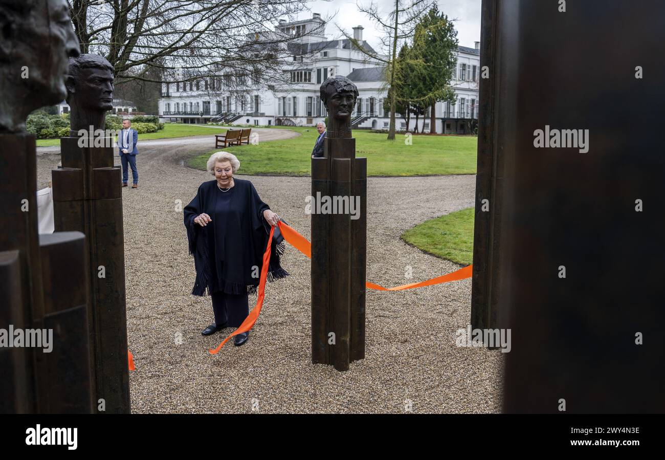 BAARN - Princess Beatrix unveils the bronze statue 'The Royal Family' in the park of Soestdijk Palace. The group portrait was made in 1996 by sculptor Arthur Spronken and consists of the portraits of Princess Beatrix, Prince Claus and their three sons. ANP JEROEN JUMELET netherlands out - belgium out Credit: ANP/Alamy Live News Stock Photo