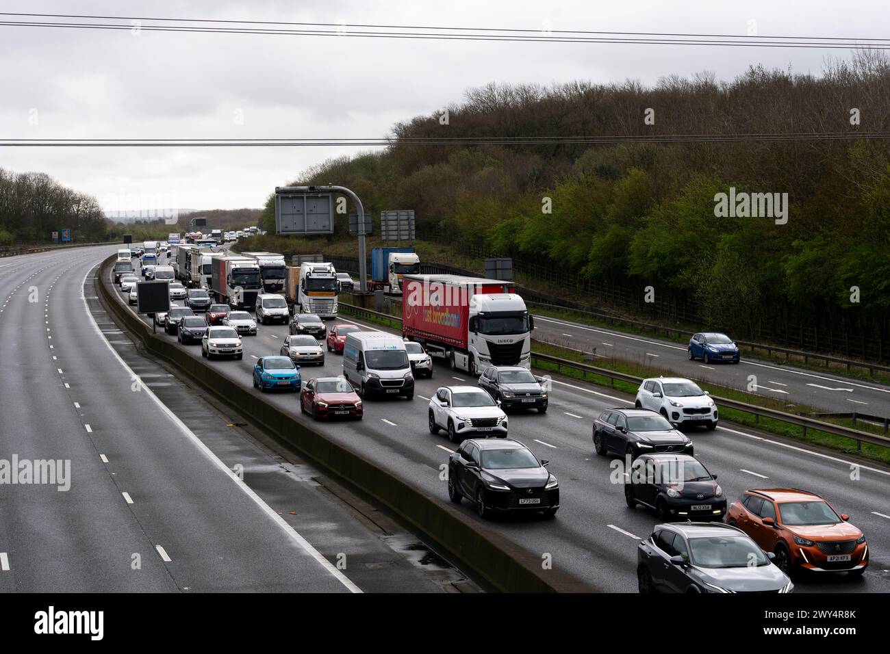 Queuing traffic heading clockwise on the M25 between junctions 5 and 6