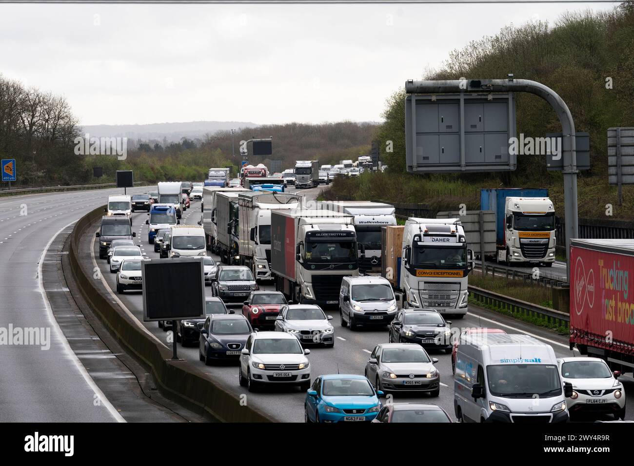 Queuing traffic heading clockwise on the M25 between junctions 5 and 6