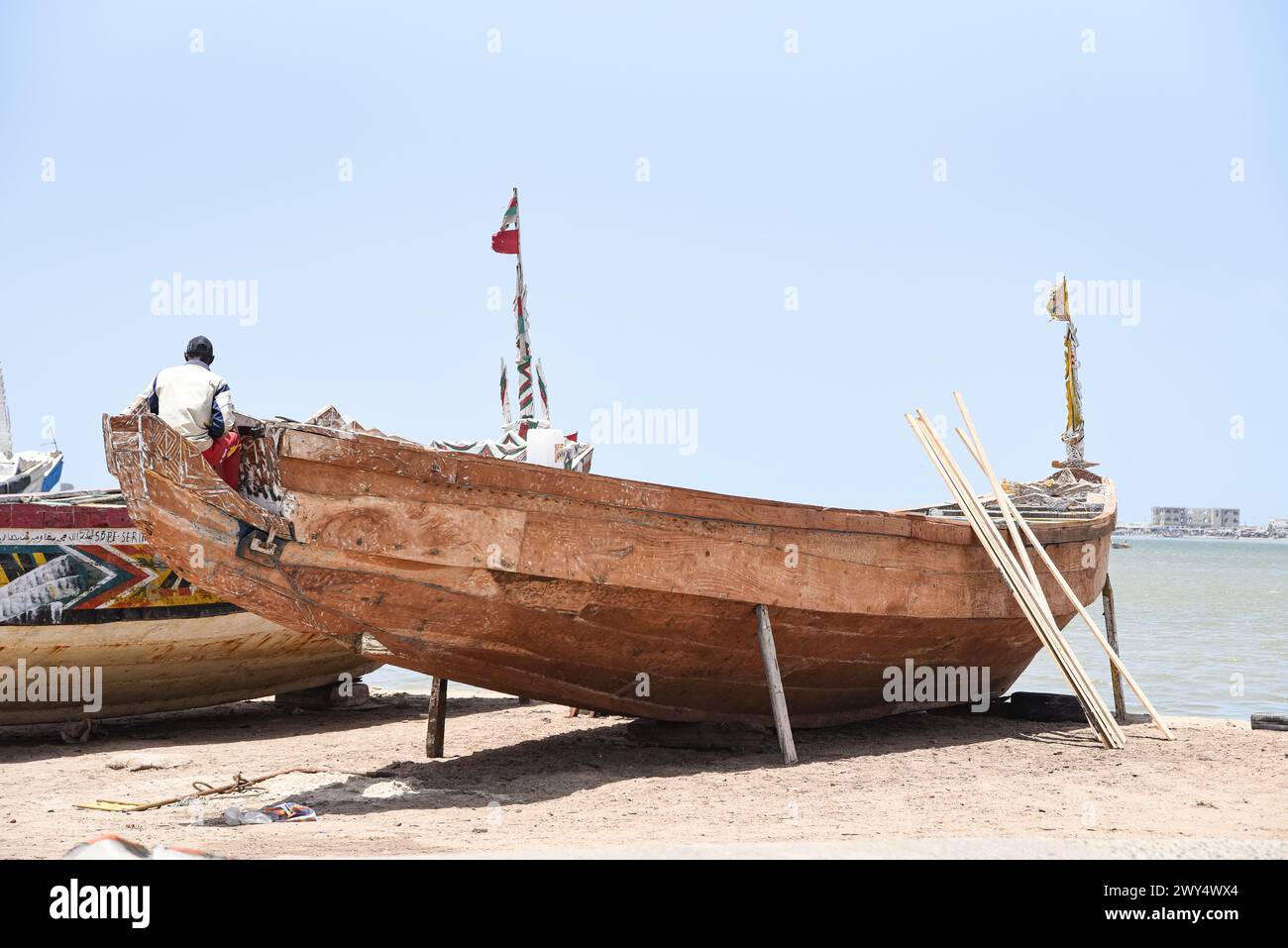 Nicolas Remene / Le Pictorium -  In the streets of Saint Louis, Senegal -  31/03/2024  -  Senegal / Saint-Louis / Saint-Louis  -  A pirogue under construction in Saint-Louis, Senegal, on March 31, 2024. Stock Photo